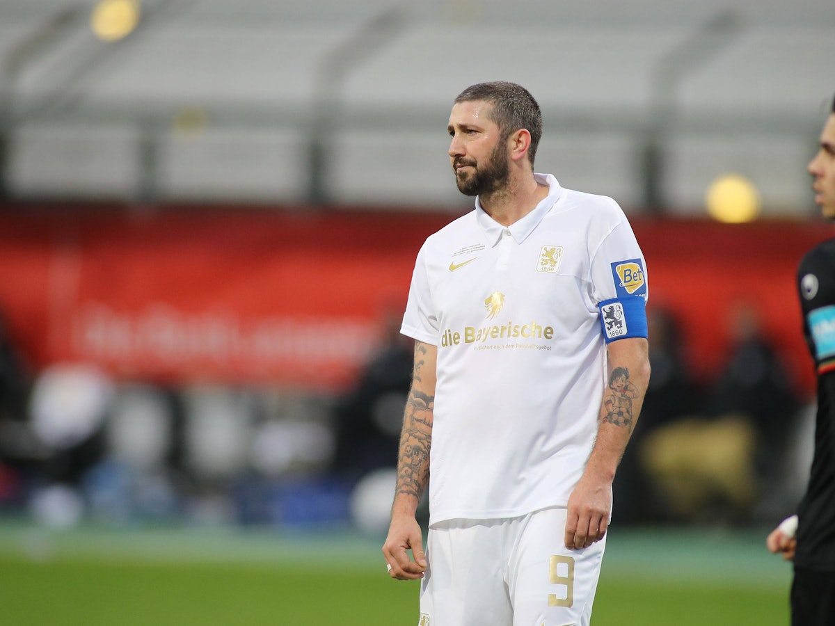 Sascha Mölders im 1860-Trikot und mit Kapitänsbinde.