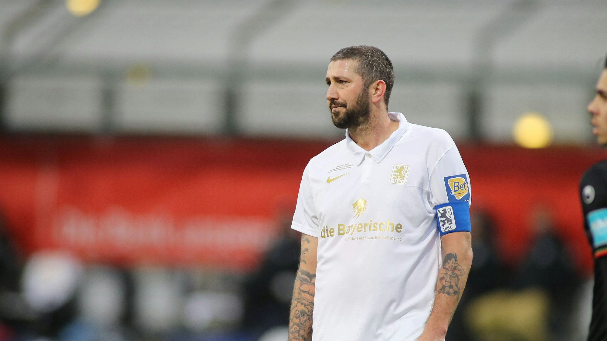 Sascha Mölders im 1860-Trikot und mit Kapitänsbinde.