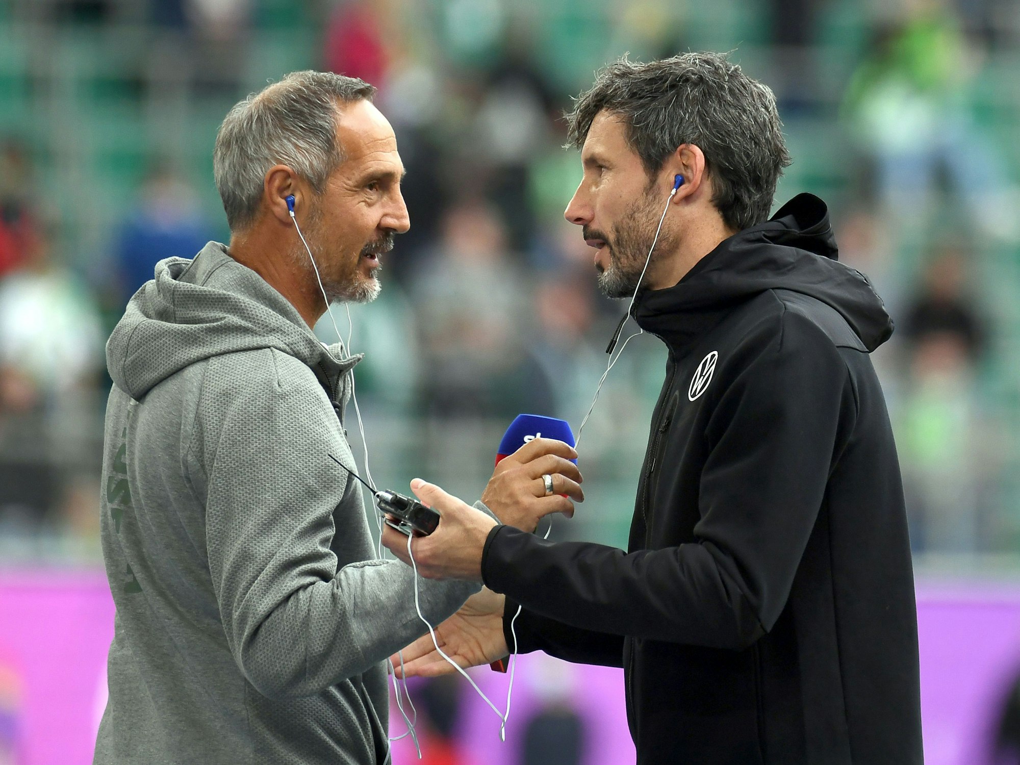 Fußball: Bundesliga, VfL Wolfsburg - Borussia Mönchengladbach, 7. Spieltag in der Volkswagen-Arena. Wolfsburgs Trainer Mark van Bommel (r) und Gladbachs Trainer Adi Hütter sind vor dem Spiel im Stadion. +++ dpa-Bildfunk +++