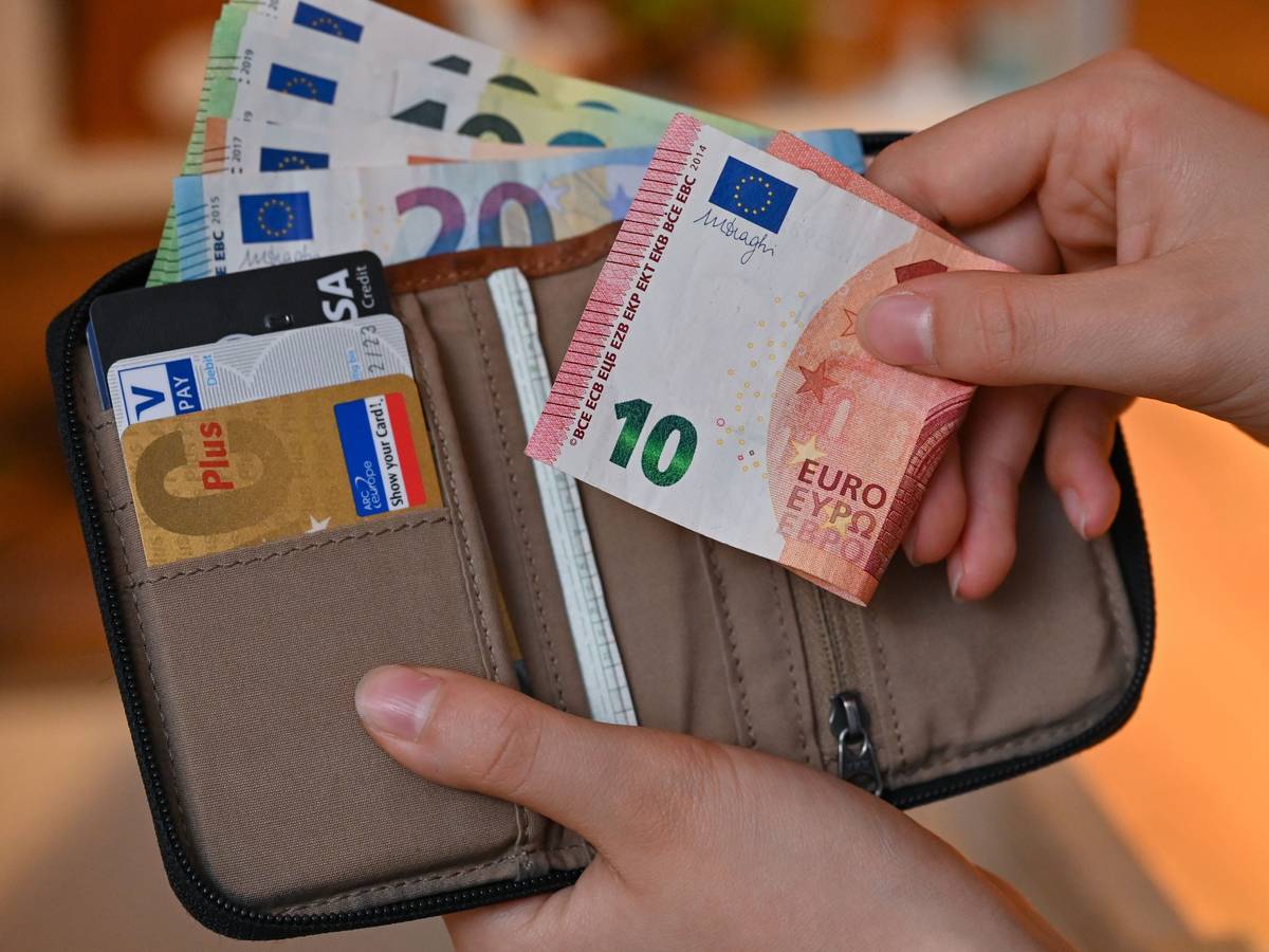 Viele Eurobanknoten stecken in einer Geldbörse: Der Euro soll jetzt ein neues Design bekommen, wie die Europäische Zentralbank (EZB) mitgeteilt hat.