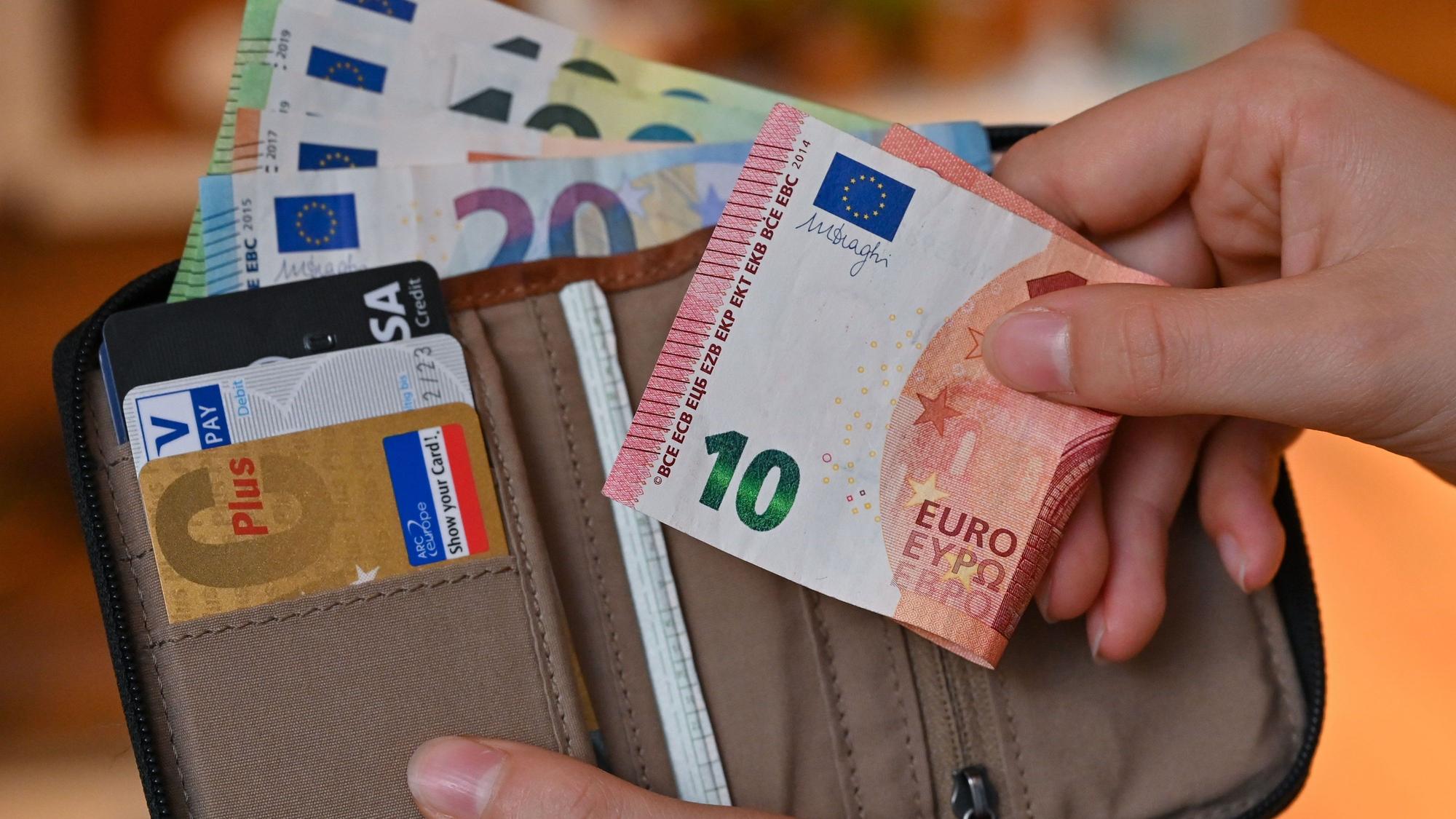 Viele Eurobanknoten stecken in einer Geldbörse: Der Euro soll jetzt ein neues Design bekommen, wie die Europäische Zentralbank (EZB) mitgeteilt hat.