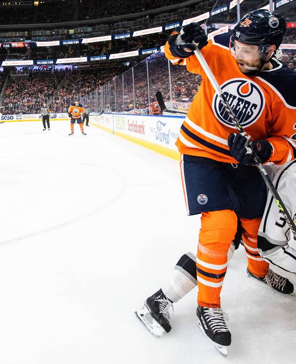 Leon Draisaitl im Zweikampf an der Bande mit Matt Roy.