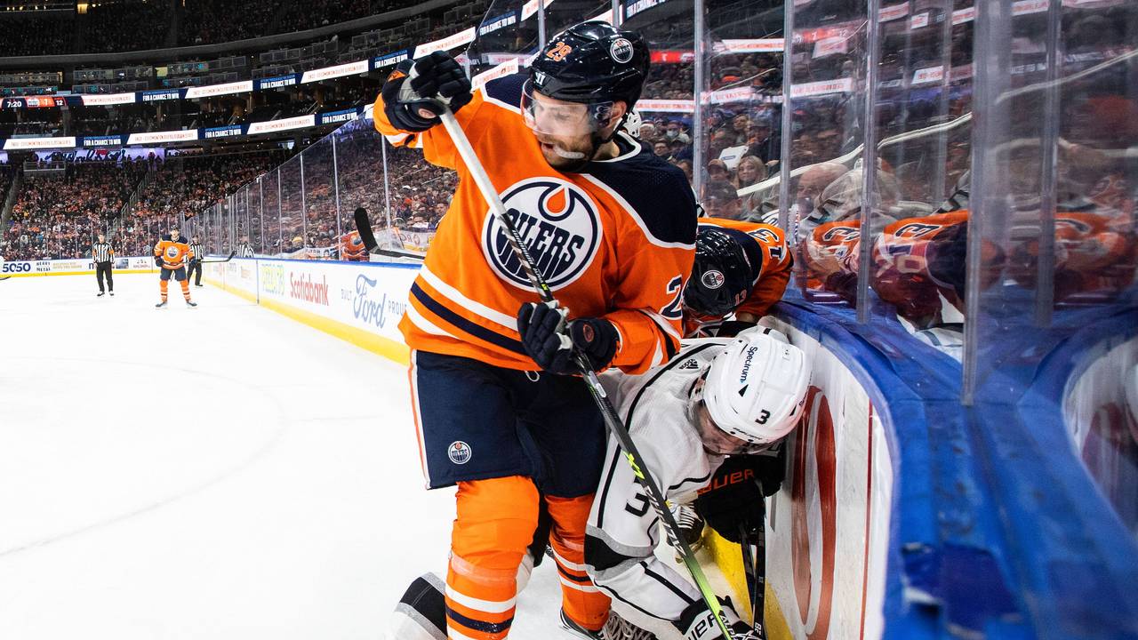 Leon Draisaitl im Zweikampf an der Bande mit Matt Roy.