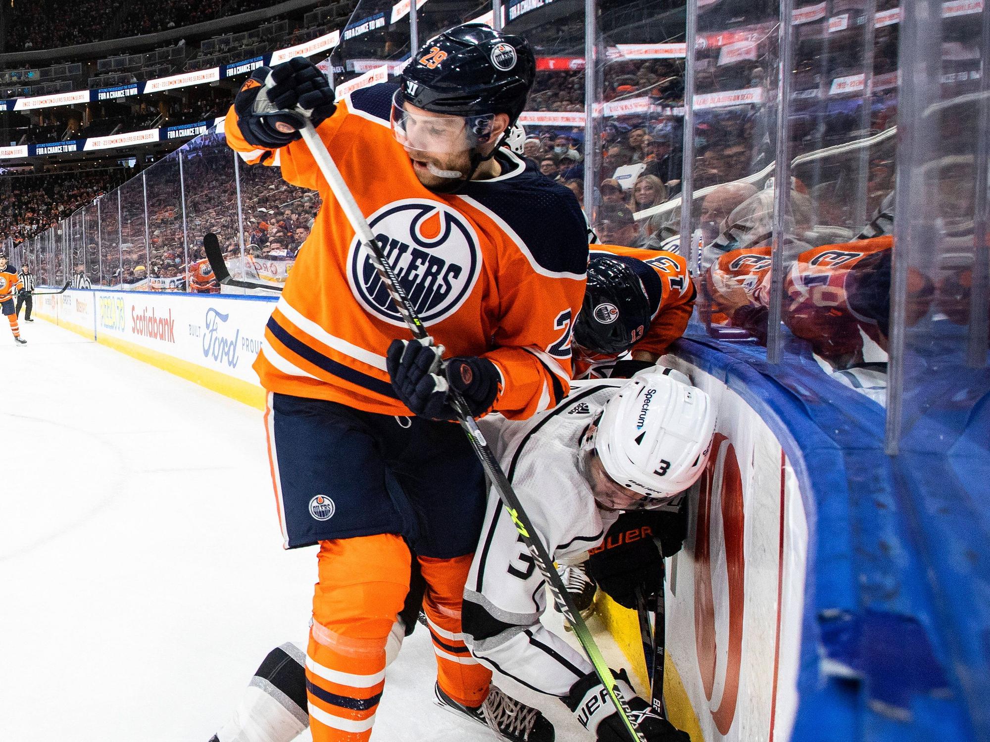 Leon Draisaitl im Zweikampf an der Bande mit Matt Roy.
