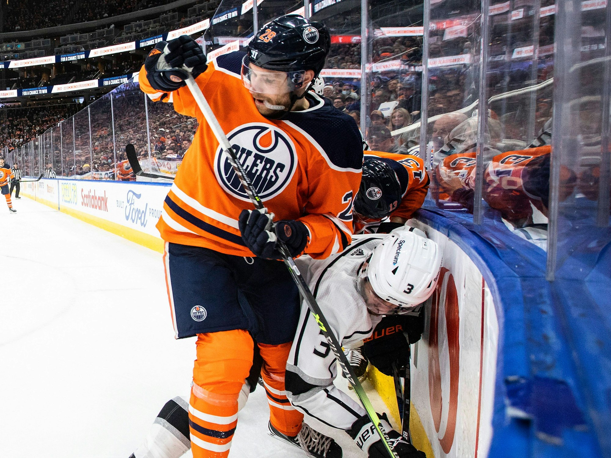 Leon Draisaitl im Zweikampf an der Bande mit Matt Roy.