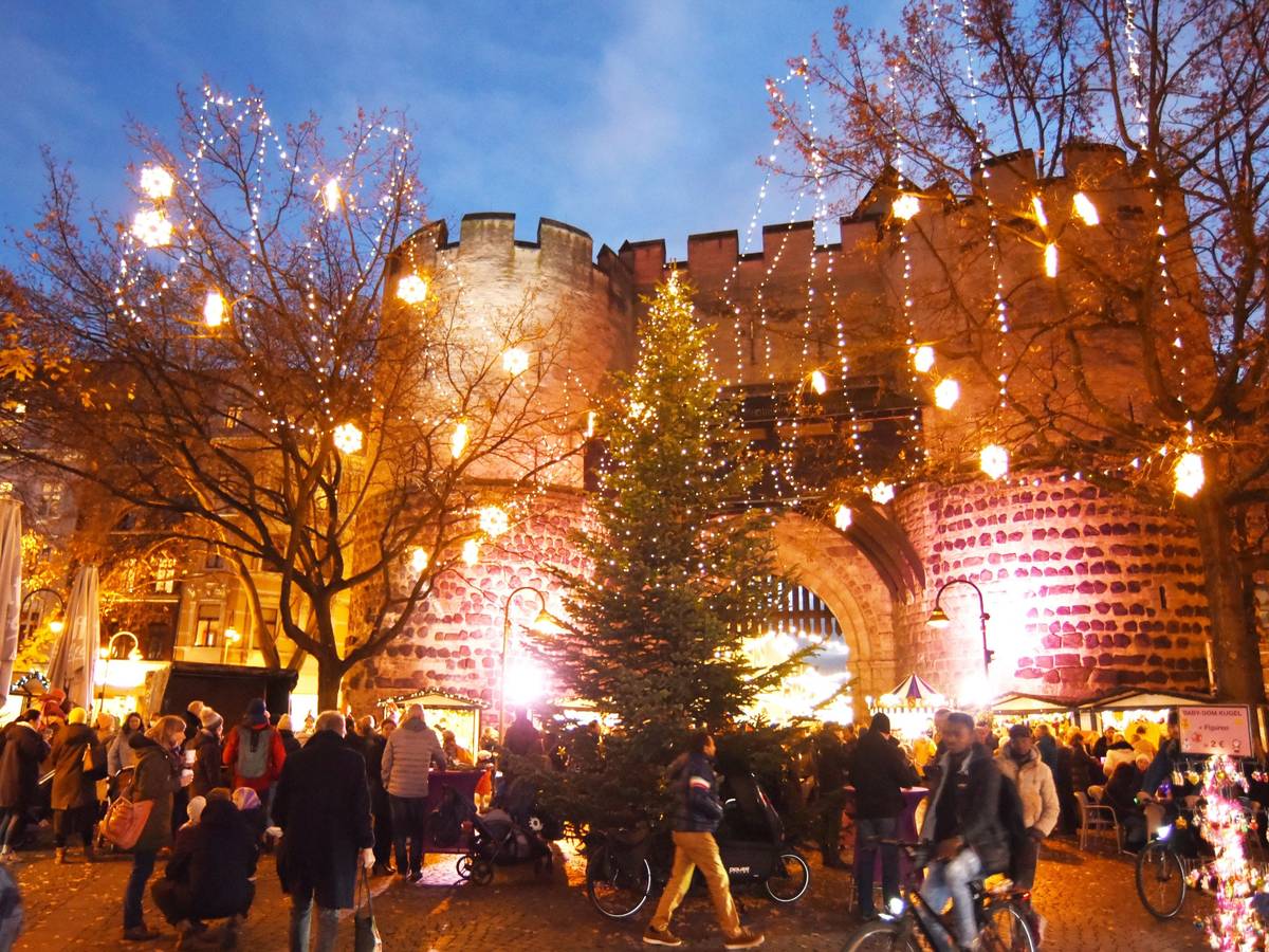 24.11.2021 Köln.
Weihnachtsmarkt Eigelstein wird eröffnet.