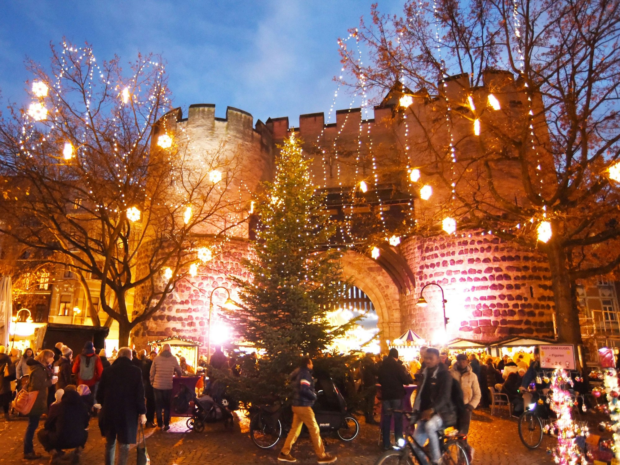 24.11.2021 Köln.
Weihnachtsmarkt Eigelstein wird eröffnet.