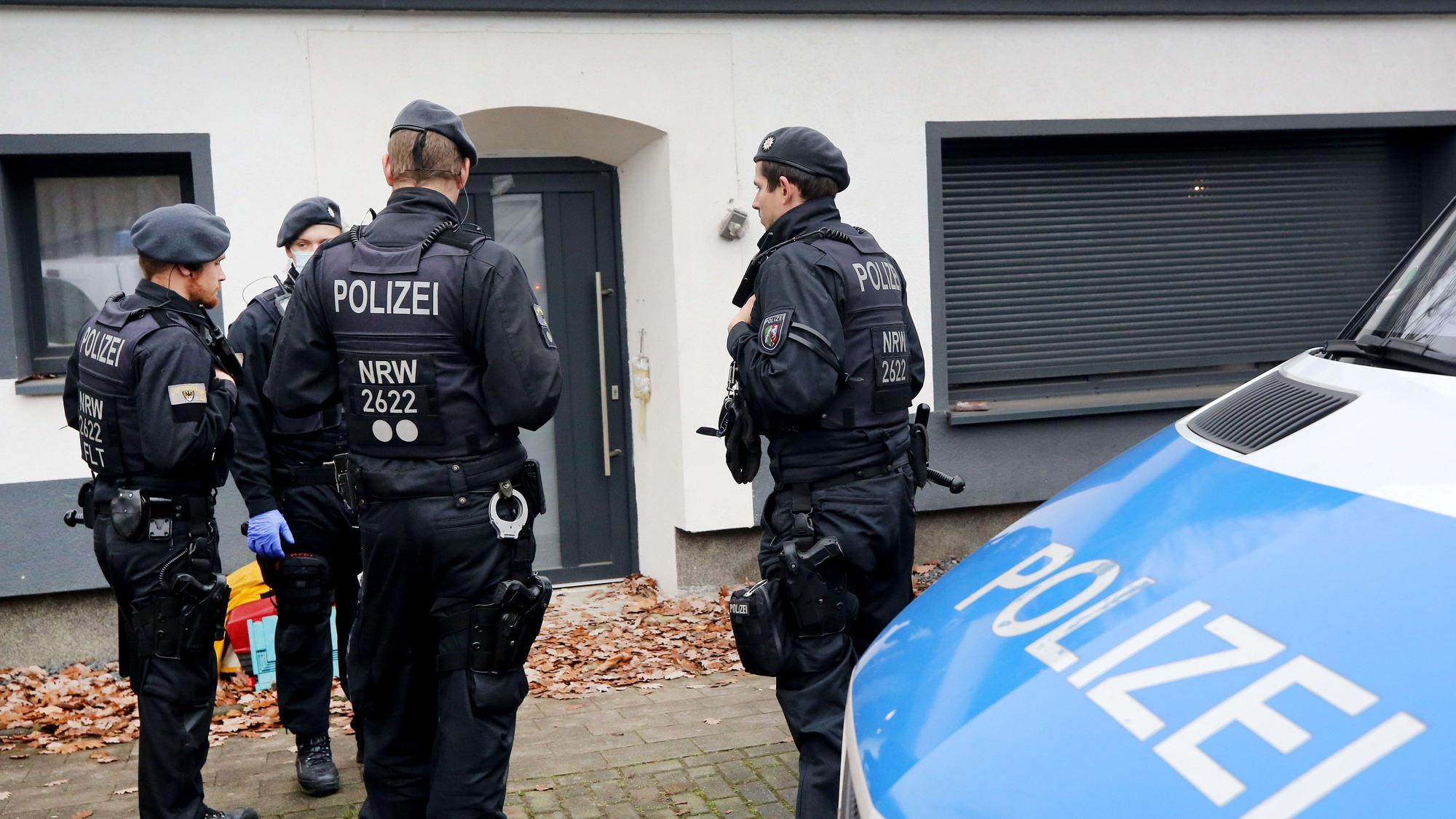 Einsatzkräfte der Polizei untersuchen ein Objekt in Duisburg.