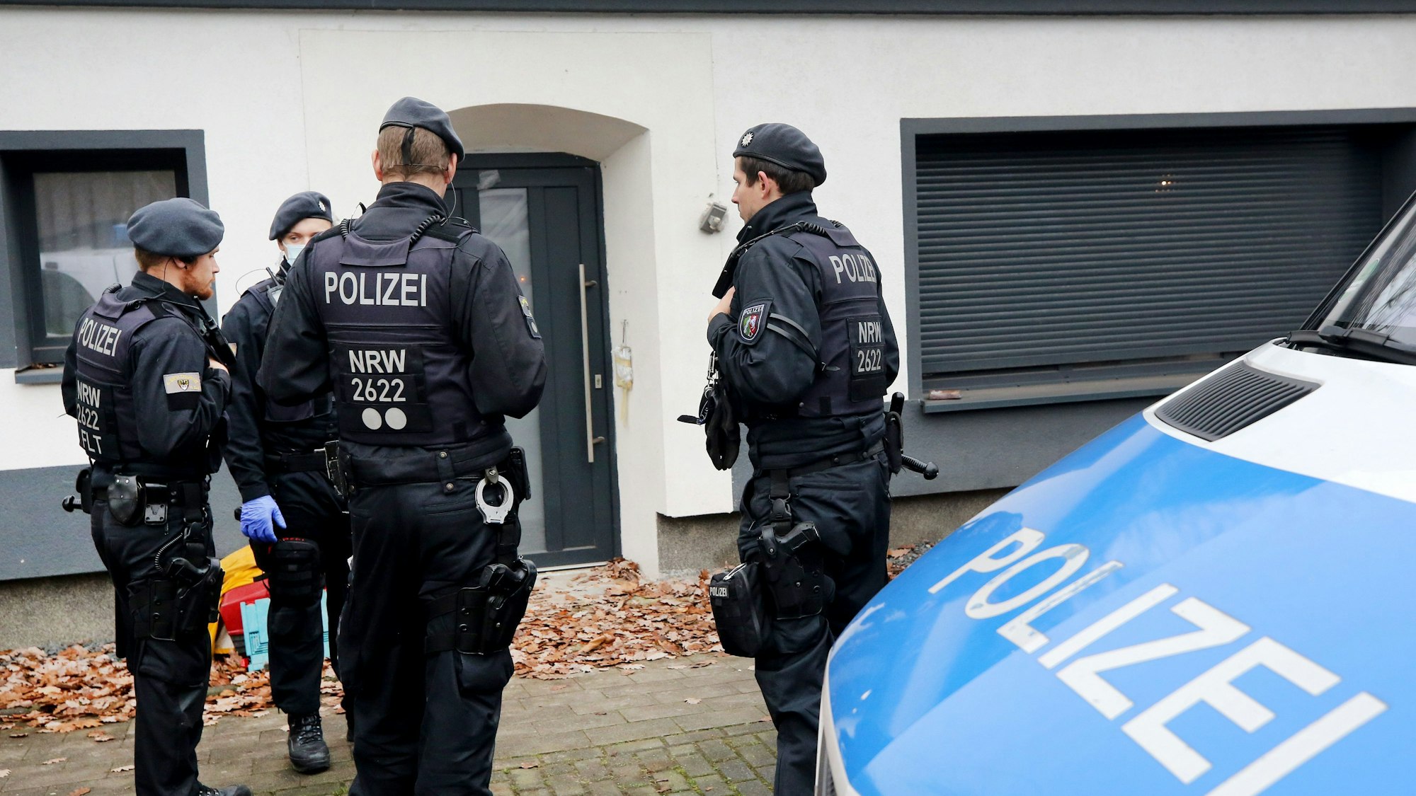 Einsatzkräfte der Polizei untersuchen ein Objekt in Duisburg.