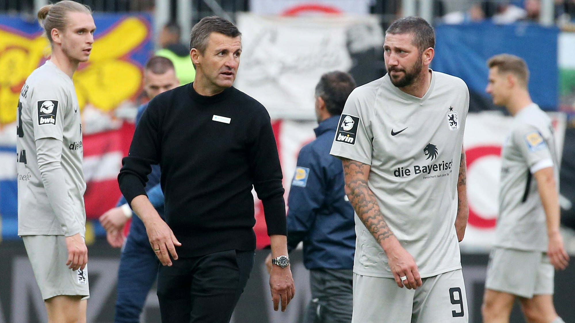 Sascha Mölders und Michael Köllner nach einem Spiel.