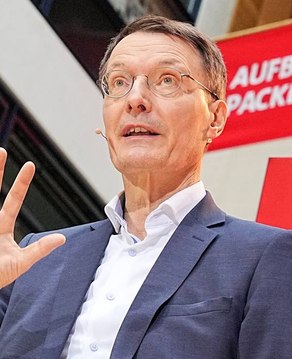 Karl Lauterbach (SPD), designierter Bundesminister für Gesundheit, spricht bei der Vorstellung der SPD-Minister und -Ministerinnen durch den designierten Bundeskanzler Scholz (SPD), im Willy-Brandt-Haus.