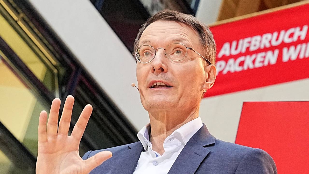 Karl Lauterbach (SPD), designierter Bundesminister für Gesundheit, spricht bei der Vorstellung der SPD-Minister und -Ministerinnen durch den designierten Bundeskanzler Scholz (SPD), im Willy-Brandt-Haus.