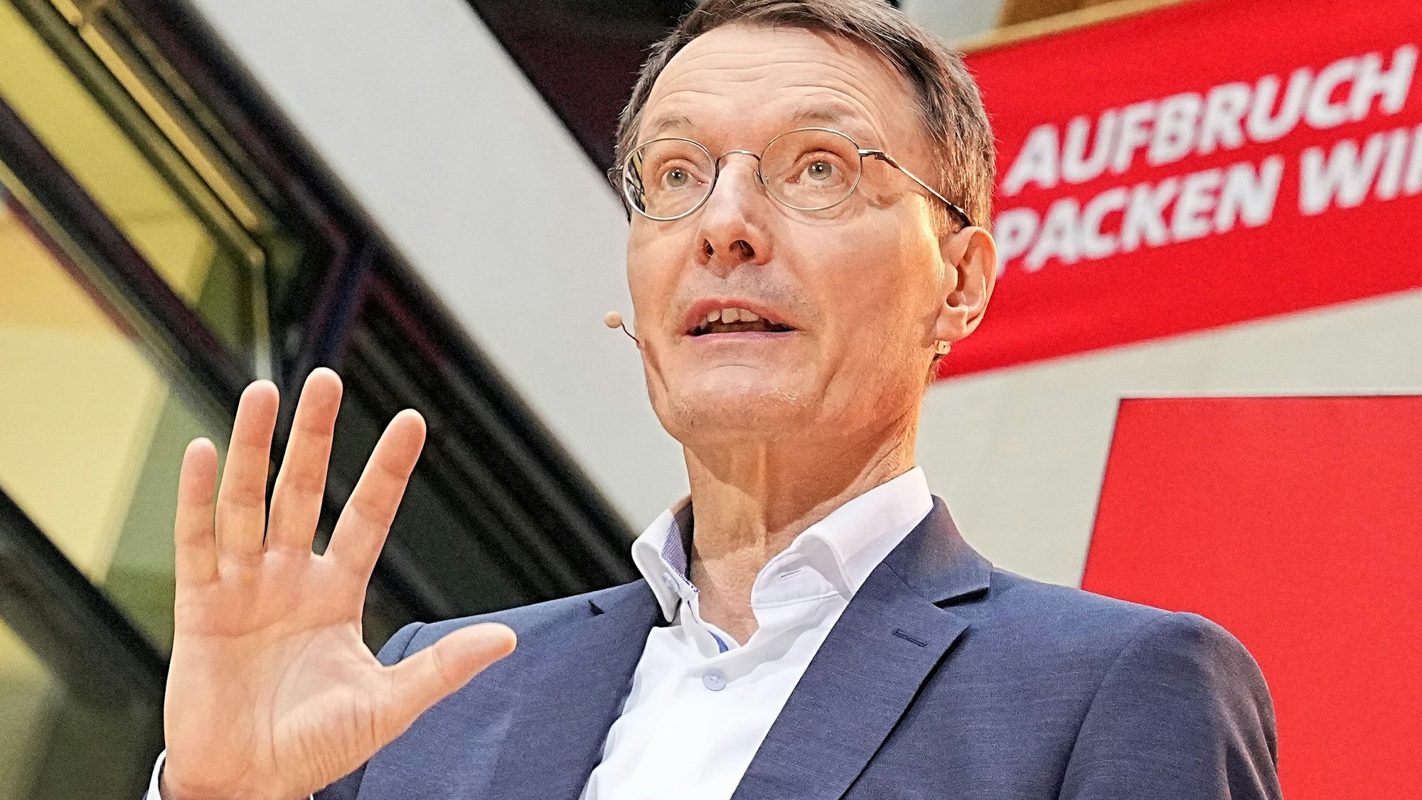 Karl Lauterbach (SPD), designierter Bundesminister für Gesundheit, spricht bei der Vorstellung der SPD-Minister und -Ministerinnen durch den designierten Bundeskanzler Scholz (SPD), im Willy-Brandt-Haus.