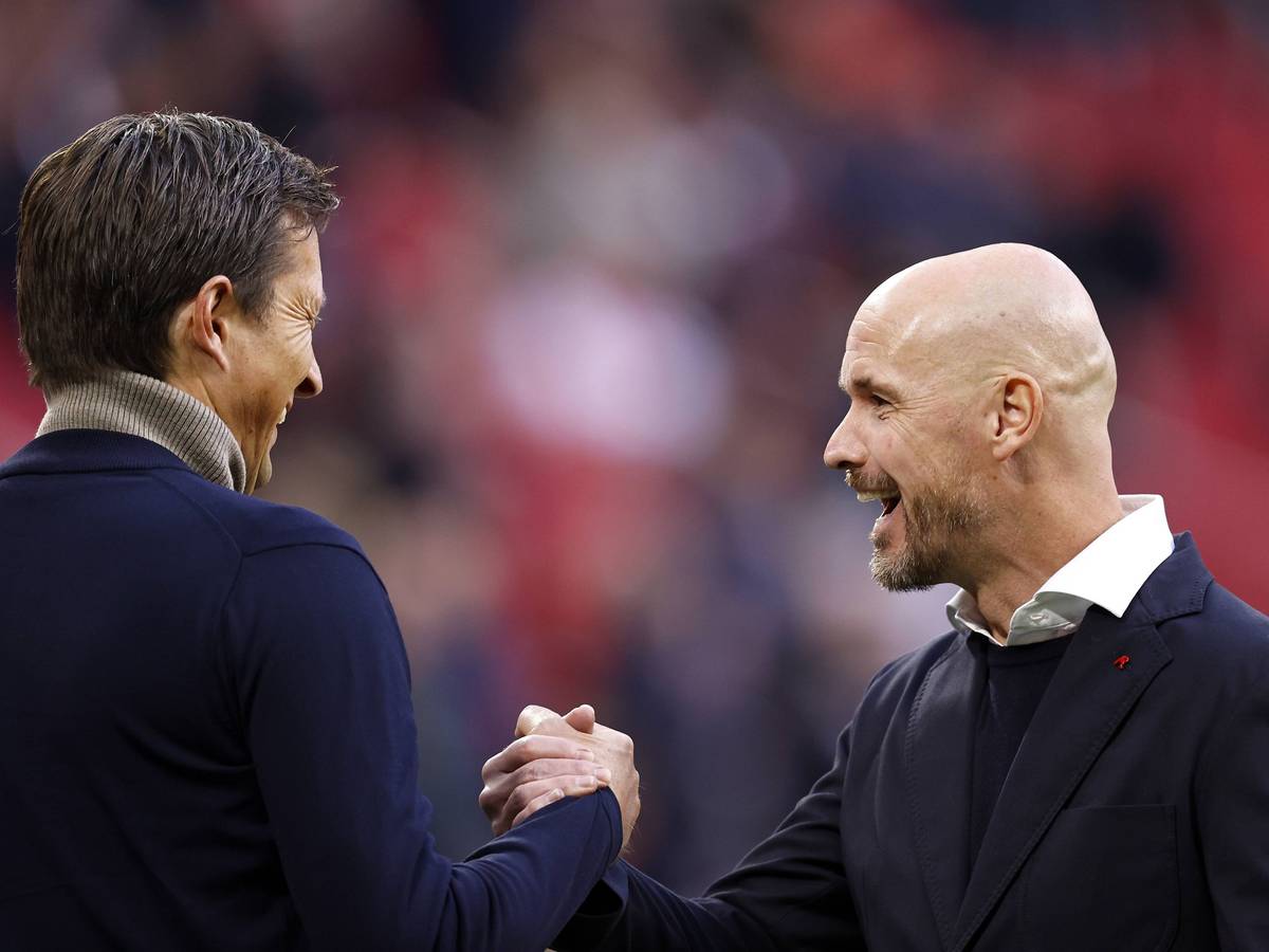 Die beiden Trainer Roger Schmidt und Erik ten Hag begrüßen sich.
