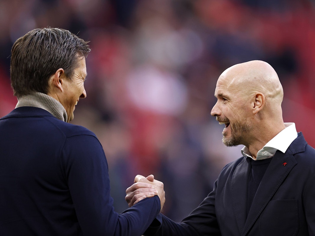 Die beiden Trainer Roger Schmidt und Erik ten Hag begrüßen sich.