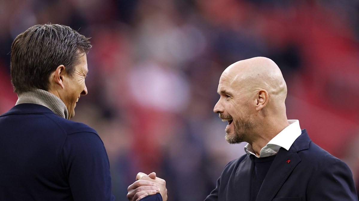 Die beiden Trainer Roger Schmidt und Erik ten Hag begrüßen sich.