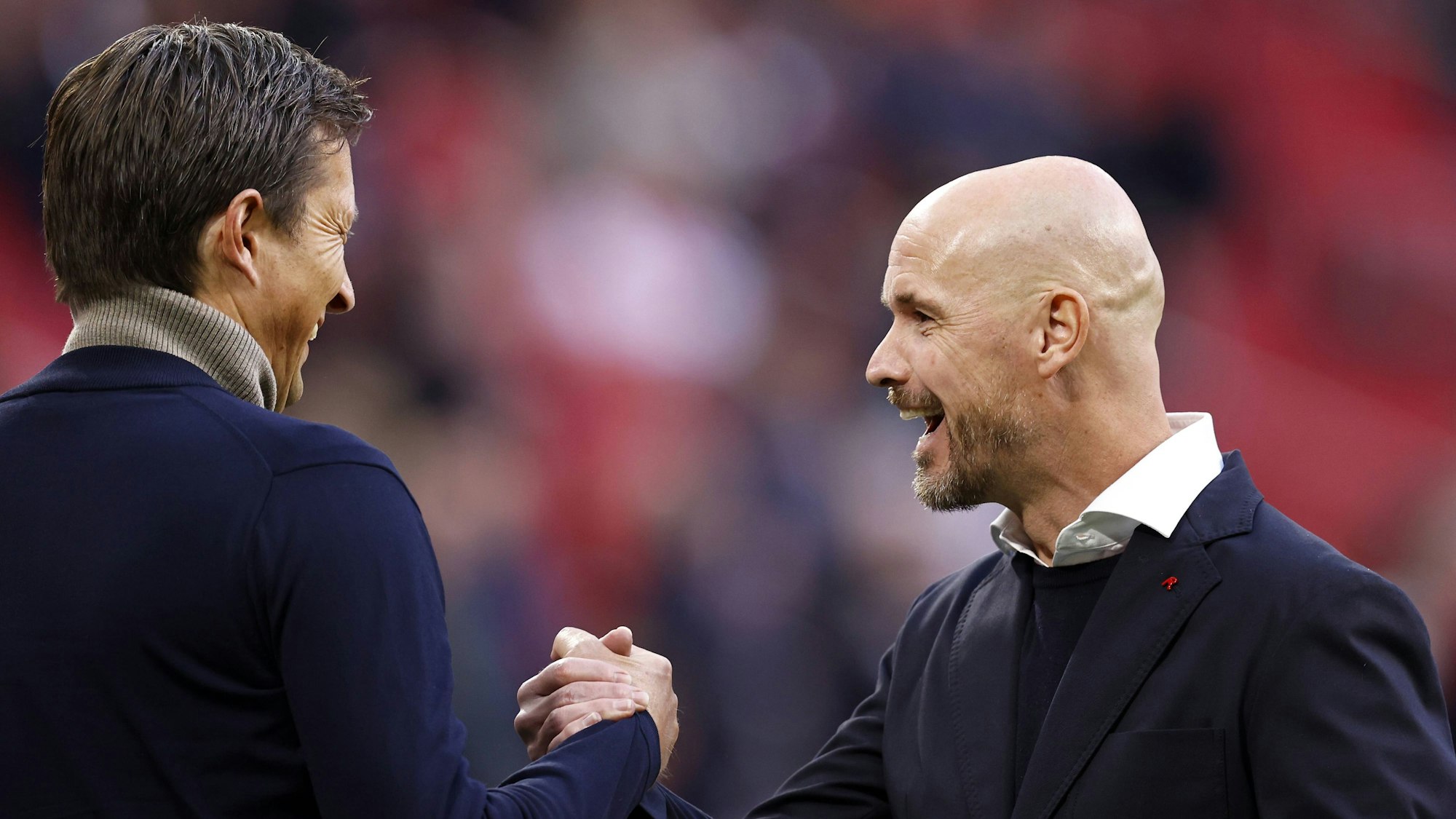 Die beiden Trainer Roger Schmidt und Erik ten Hag begrüßen sich.