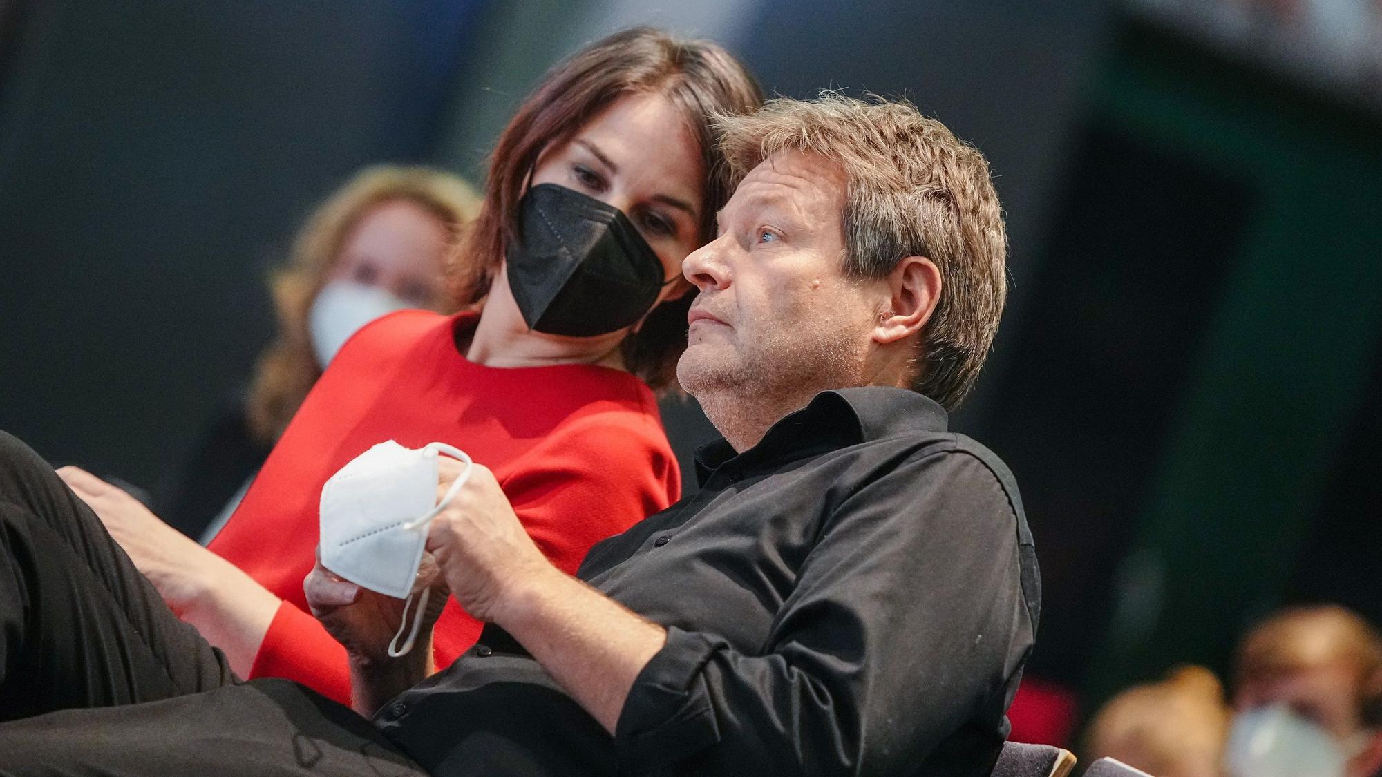 Annalena Baerbock, Bundesvorsitzende von Bündnis 90/Die Grünen, und Robert Habeck, Bundesvorsitzender von Bündnis 90/Die Grünen, nehmen am Bund-Länder-Forum ihrer Partei zum Beginn der Urabstimmung über den Koalitionsvertrag mit SPD und FDP zur Bildung einer Bundesregierung teil. +++ dpa-Bildfunk +++