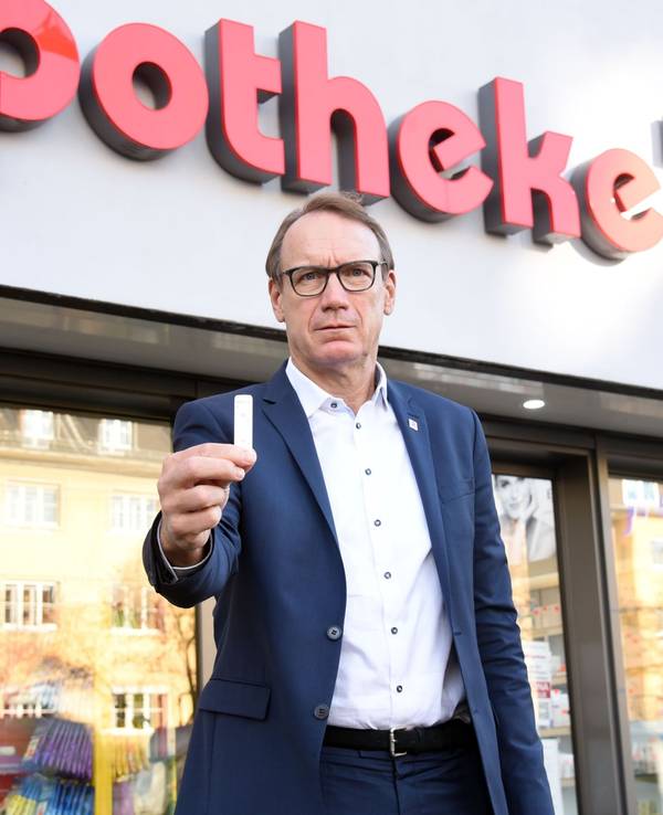 Köln: Thomas Preis, Chef des Apotheker Verbandes Köln und Nordrhein mit einem Corona-Schnelltest vor der Alpha-Apotheke.
