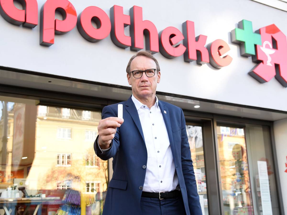 Köln: Thomas Preis, Chef des Apotheker Verbandes Köln und Nordrhein mit einem Corona-Schnelltest vor der Alpha-Apotheke.