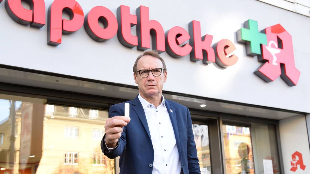 Köln: Thomas Preis, Chef des Apotheker Verbandes Köln und Nordrhein mit einem Corona-Schnelltest vor der Alpha-Apotheke.