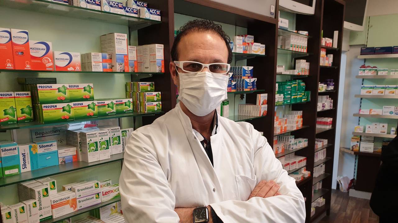 Kölner Apotheker Mohamed Cherkaoui in der Sülzburg-Apotheke.
