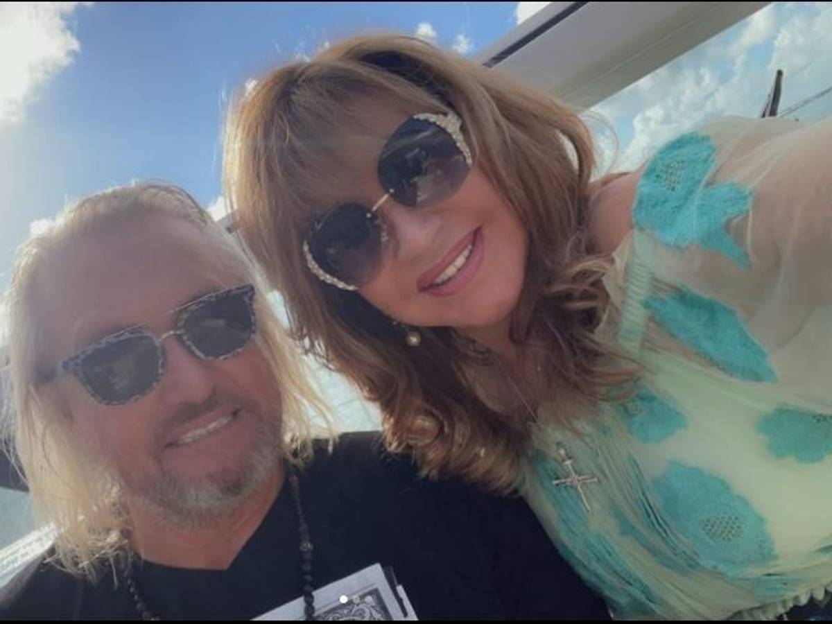 Das Foto zeigt Carmen und Robert Geiss lächelnd bei einem gemeinsamen Selfie