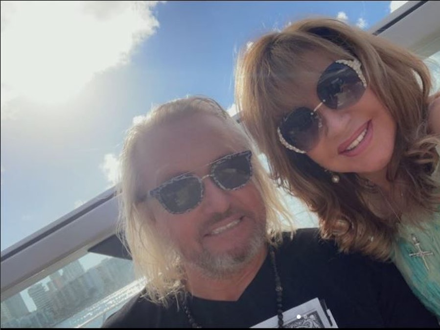 Das Foto zeigt Carmen und Robert Geiss lächelnd bei einem gemeinsamen Selfie