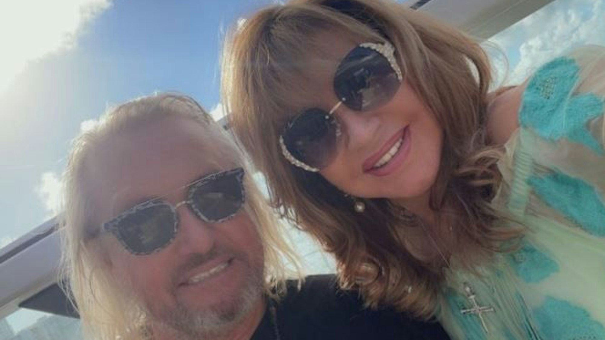 Das Foto zeigt Carmen und Robert Geiss lächelnd bei einem gemeinsamen Selfie