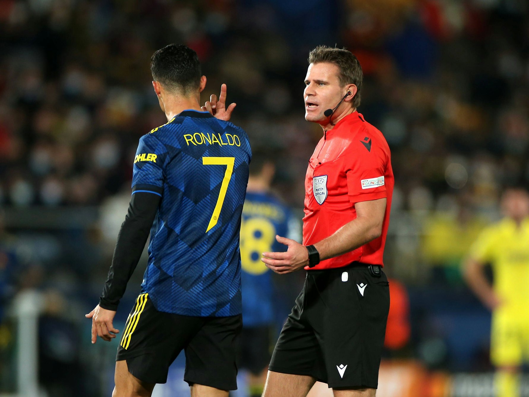 Felix Brych geht auf Cristiano Ronaldo zu, dieser gestikuliert.