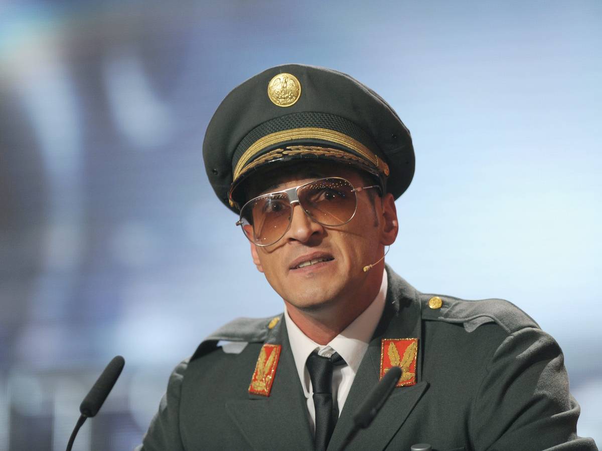 Der Komiker Mirco Nontschew steht bei der Verleihung des Deutschen Comedypreises am Donnerstag 14.10.2010 im Coloneum in Köln verkleidet auf der Bühne.