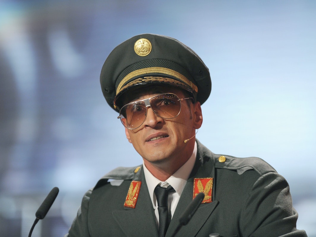 Der Komiker Mirco Nontschew steht bei der Verleihung des Deutschen Comedypreises am Donnerstag 14.10.2010 im Coloneum in Köln verkleidet auf der Bühne.