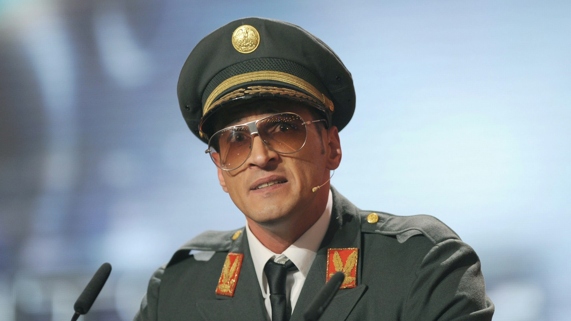 Der Komiker Mirco Nontschew steht bei der Verleihung des Deutschen Comedypreises am Donnerstag 14.10.2010 im Coloneum in Köln verkleidet auf der Bühne.