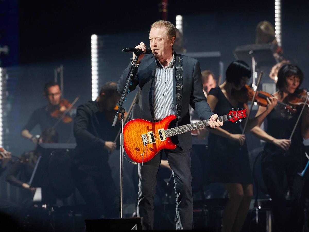 30.11.2018, Hamburg: John Miles, Musiker aus Großbritannien, steht beim Tourauftakt von „Night of the Proms“ in der Barclaycard Arena auf der Bühne.