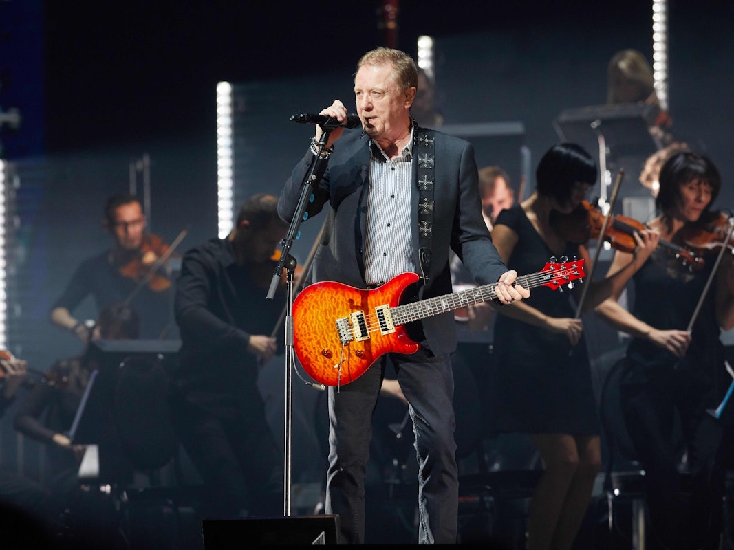 30.11.2018, Hamburg: John Miles, Musiker aus Großbritannien, steht beim Tourauftakt von „Night of the Proms“ in der Barclaycard Arena auf der Bühne.