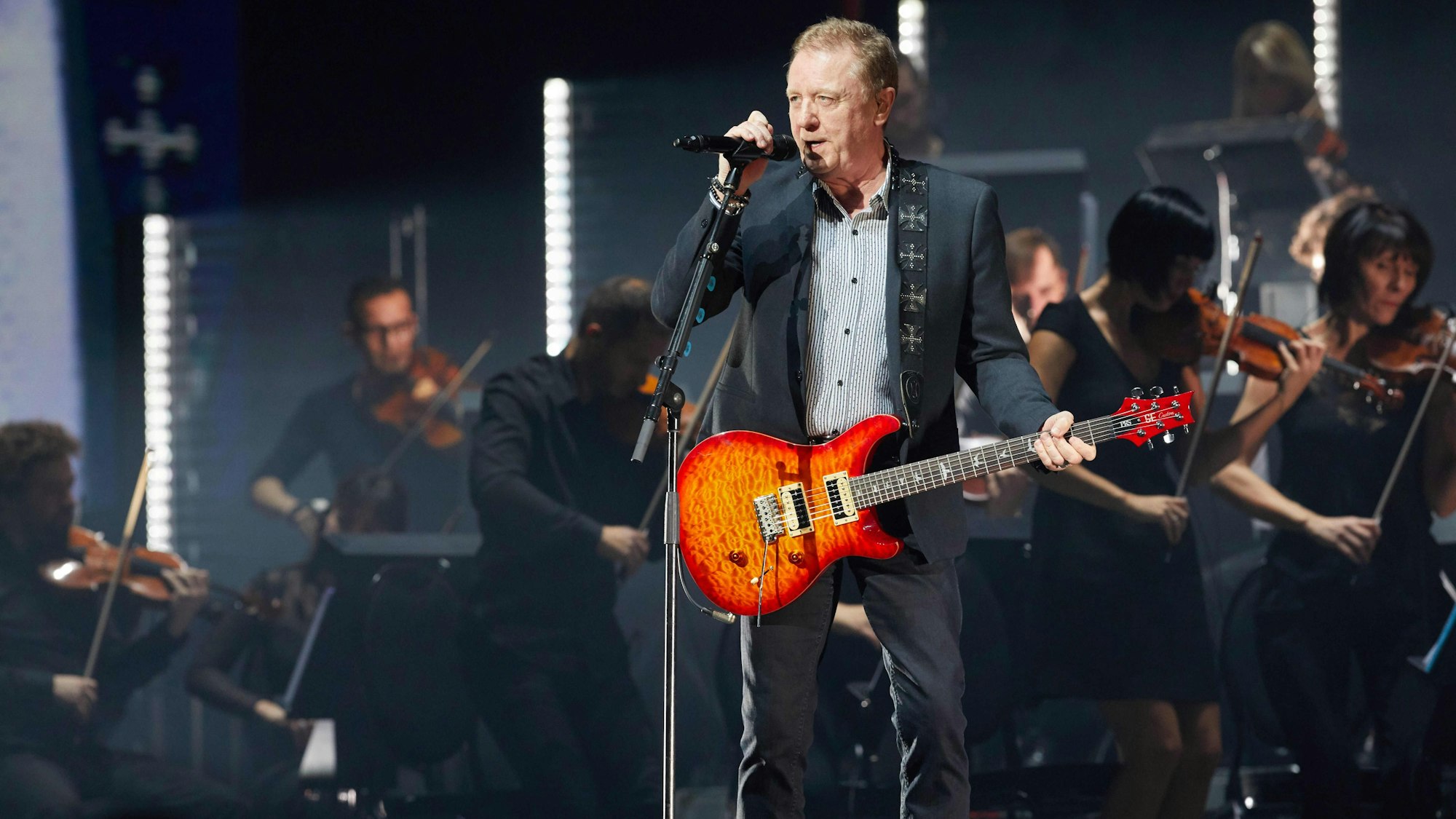 30.11.2018, Hamburg: John Miles, Musiker aus Großbritannien, steht beim Tourauftakt von „Night of the Proms“ in der Barclaycard Arena auf der Bühne.