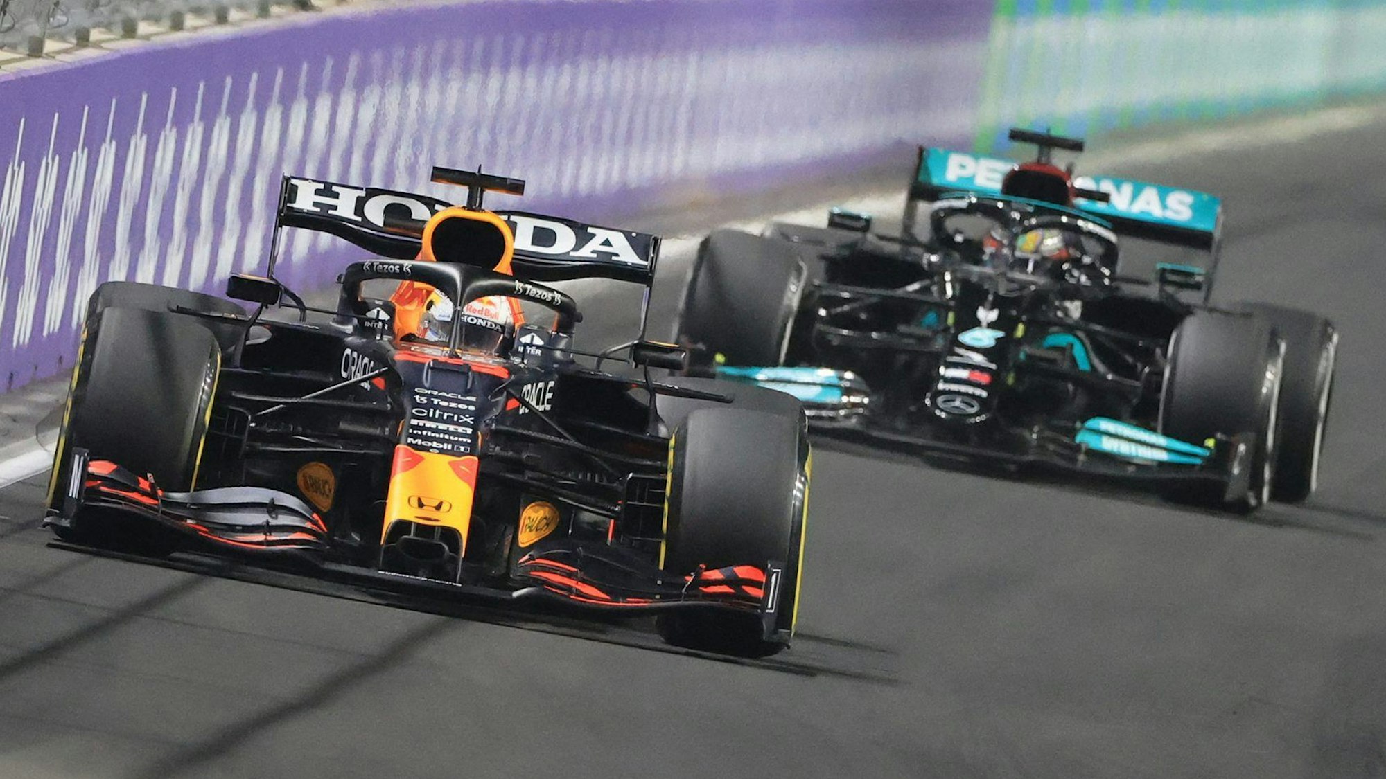 Lewis Hamilton ist Max Verstappens Rennwagen auf den Fersen.