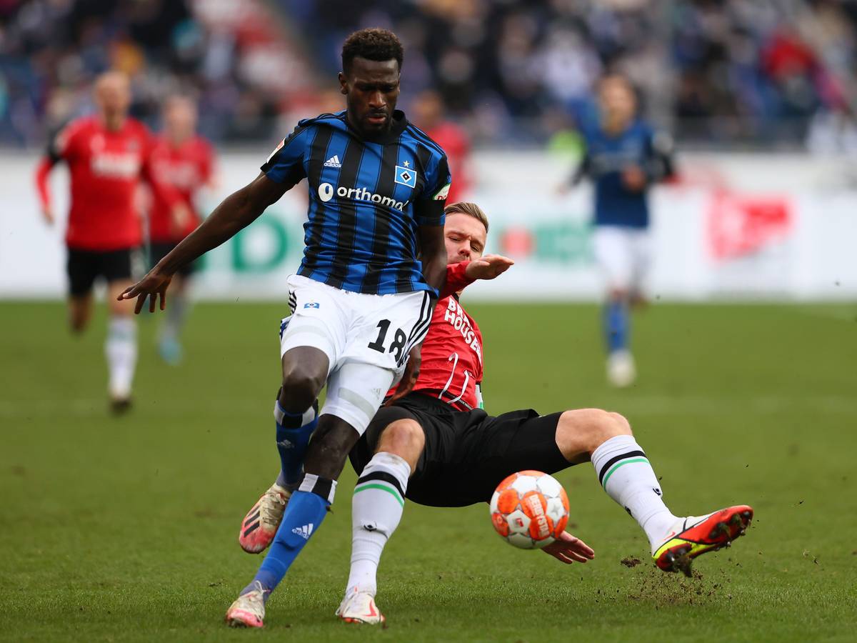 Bakery Jatta vom Hamburger SV im Zweikampf mit Marcel Franke von Hannover 96.