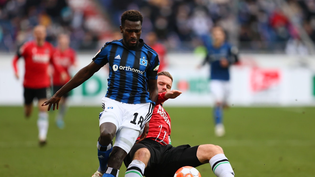 Bakery Jatta vom Hamburger SV im Zweikampf mit Marcel Franke von Hannover 96.