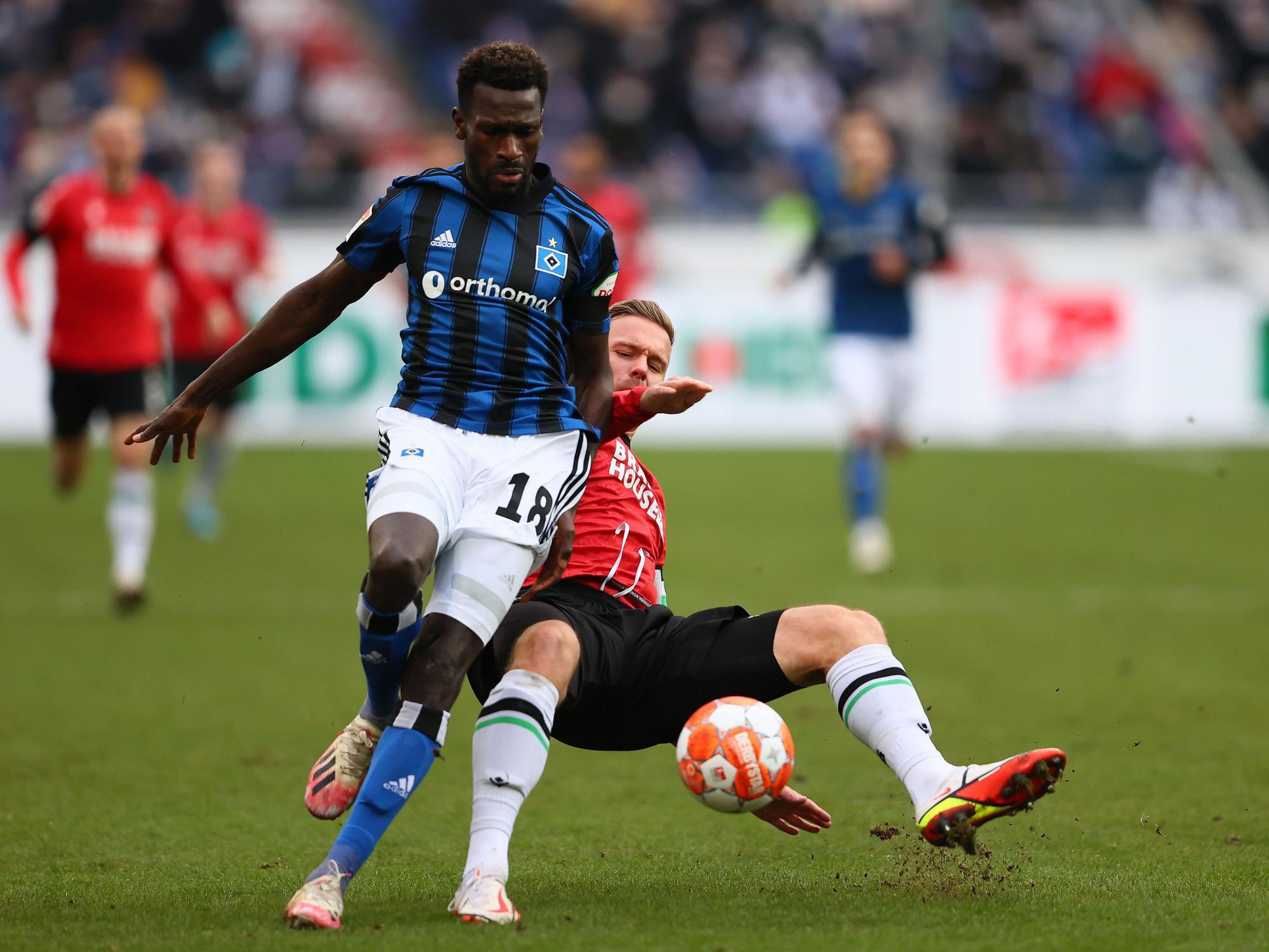 Bakery Jatta vom Hamburger SV im Zweikampf mit Marcel Franke von Hannover 96.