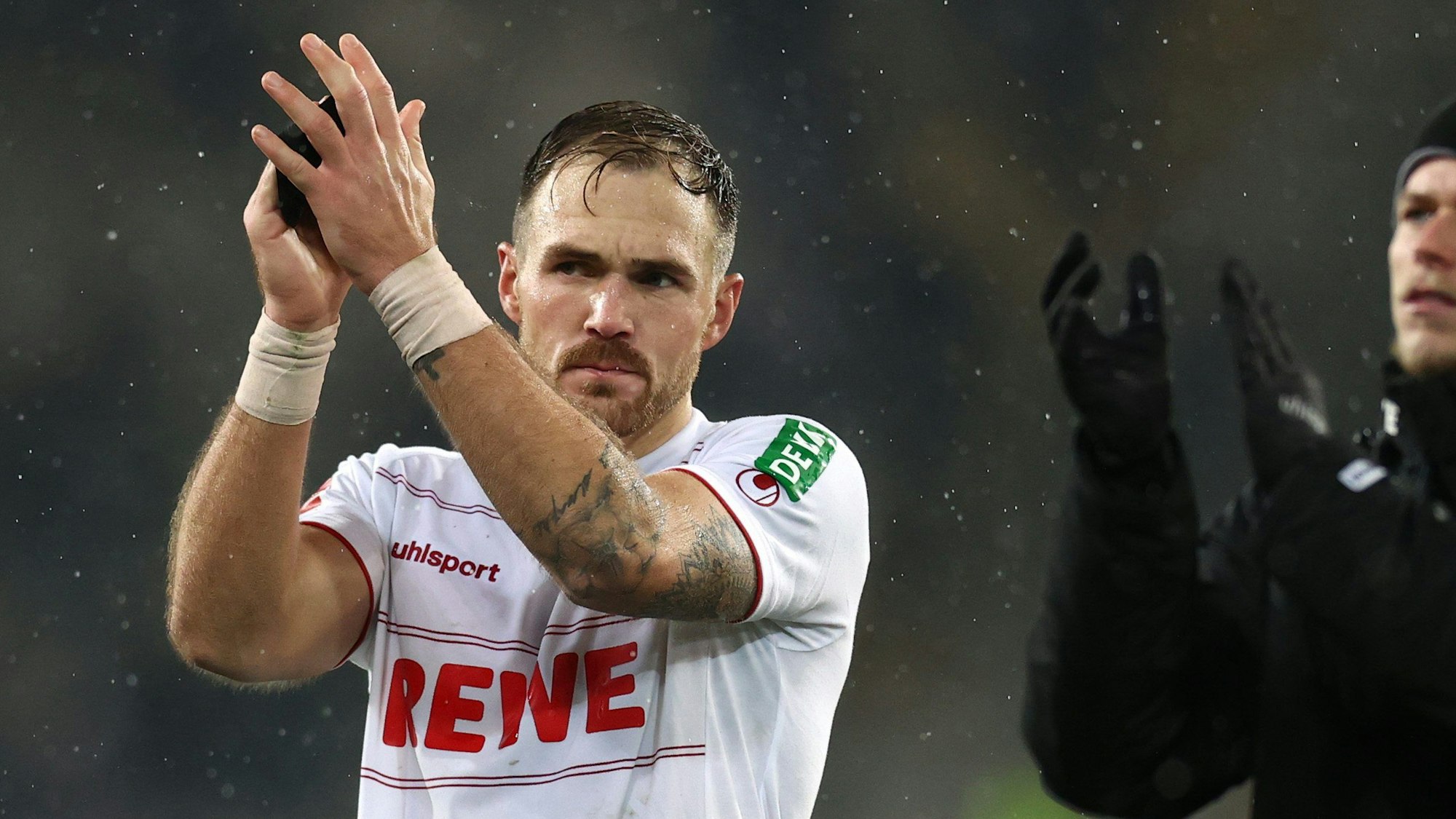 Rafael Czichos bedankt sich bei den Fans des 1. FC Köln nach dem 1:1 bei Arminia Bielefeld.