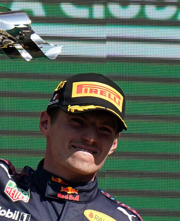 Motorsport: Formel-1-Weltmeisterschaft, Grand Prix von Mexiko, Rennen: Max Verstappen aus den Niederlanden vom Team Red Bull jubelt auf dem Podium über seinen Sieg.