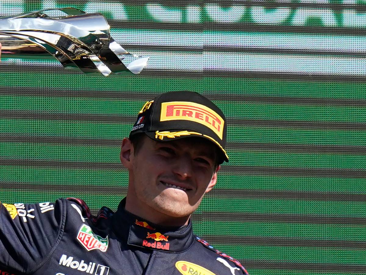 Motorsport: Formel-1-Weltmeisterschaft, Grand Prix von Mexiko, Rennen: Max Verstappen aus den Niederlanden vom Team Red Bull jubelt auf dem Podium über seinen Sieg.