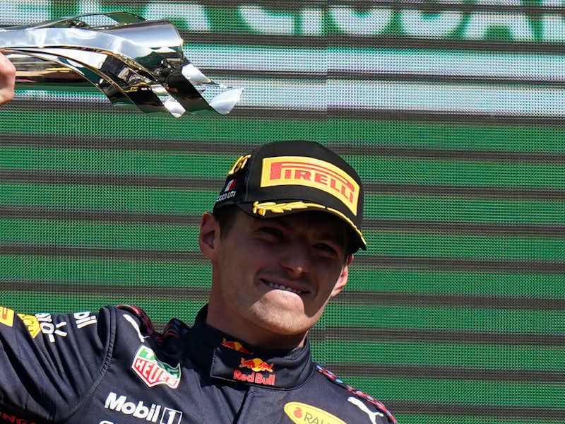Motorsport: Formel-1-Weltmeisterschaft, Grand Prix von Mexiko, Rennen: Max Verstappen aus den Niederlanden vom Team Red Bull jubelt auf dem Podium über seinen Sieg.