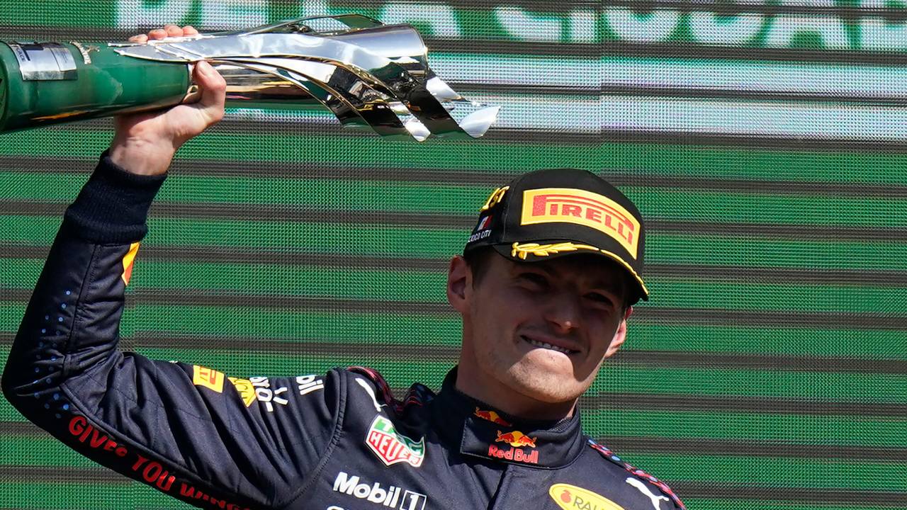 Motorsport: Formel-1-Weltmeisterschaft, Grand Prix von Mexiko, Rennen: Max Verstappen aus den Niederlanden vom Team Red Bull jubelt auf dem Podium über seinen Sieg.