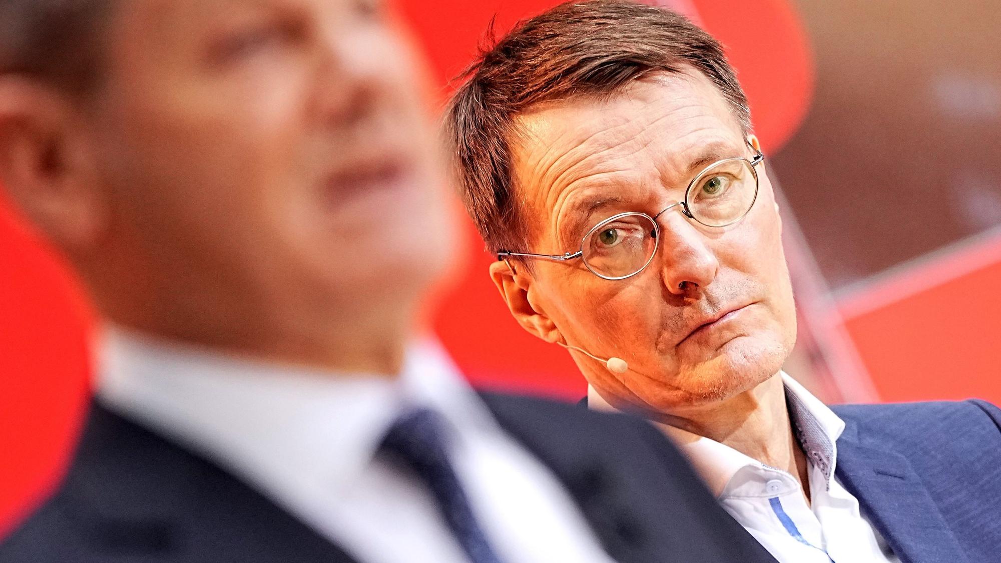 Karl Lauterbach (SPD), designierter Bundesminister für Gesundheit, steht bei der Vorstellung der SPD-Minister und -Ministerinnen durch den designierten Bundeskanzler Scholz (SPD), im Willy-Brandt-Haus. +++ dpa-Bildfunk +++