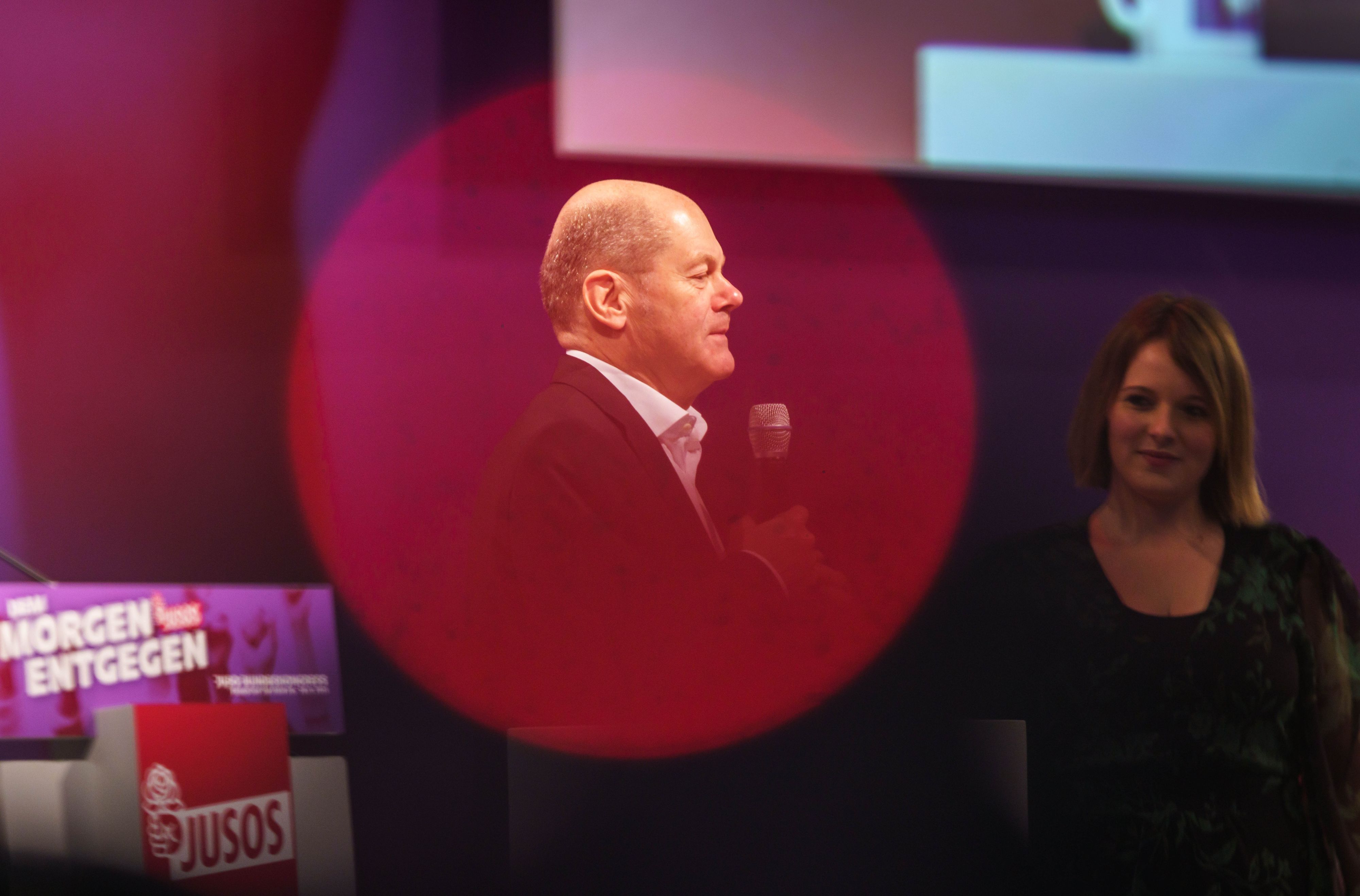 SPD-Kanzlerkandidat Olaf Scholz spricht beim Bundeskongress der Jusos und stellt sich den Fragen der rund 300 Delegierten. Rechts steht die Juso-Bundesvorsitzende Jessica Rosenthal. Nach der Vorstellung der Pläne der möglichen ersten Ampel-Bundesregierung am vergangenen Mittwoch (24.11.2021) hatten die Jusos das Vertragswerk in Teilen kritisiert.