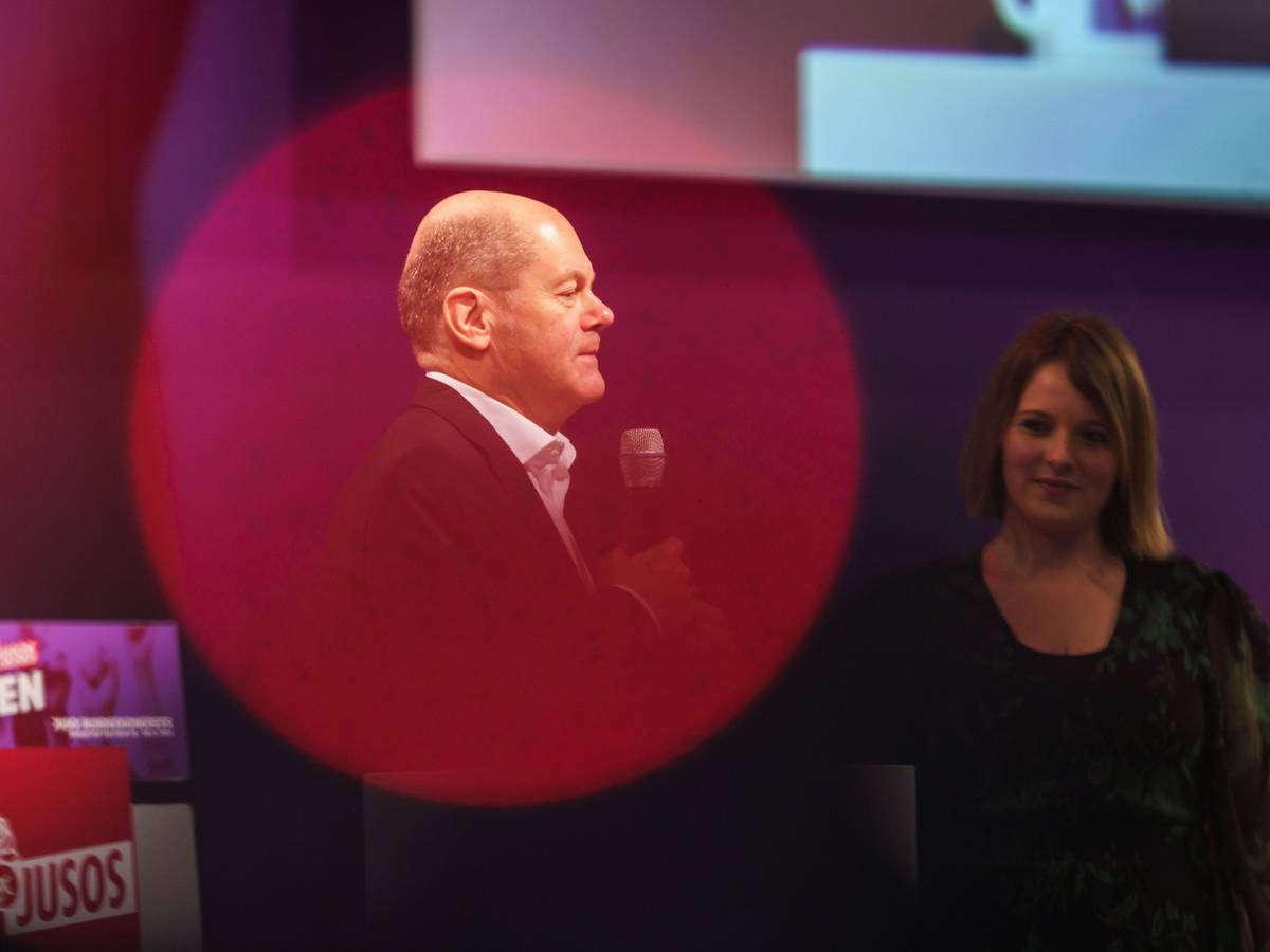 SPD-Kanzlerkandidat Olaf Scholz spricht beim Bundeskongress der Jusos und stellt sich den Fragen der rund 300 Delegierten. Rechts steht die Juso-Bundesvorsitzende Jessica Rosenthal. Nach der Vorstellung der Pläne der möglichen ersten Ampel-Bundesregierung am vergangenen Mittwoch (24.11.2021) hatten die Jusos das Vertragswerk in Teilen kritisiert.