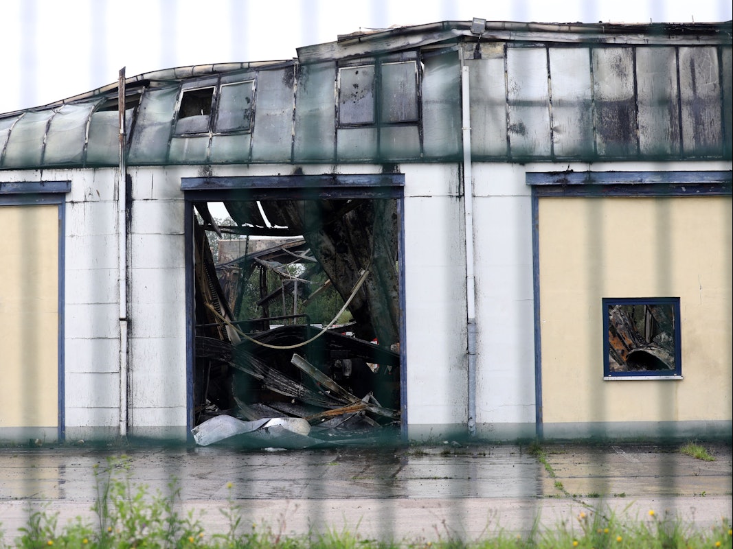 Blick auf eine zerstörte Lagerhalle.