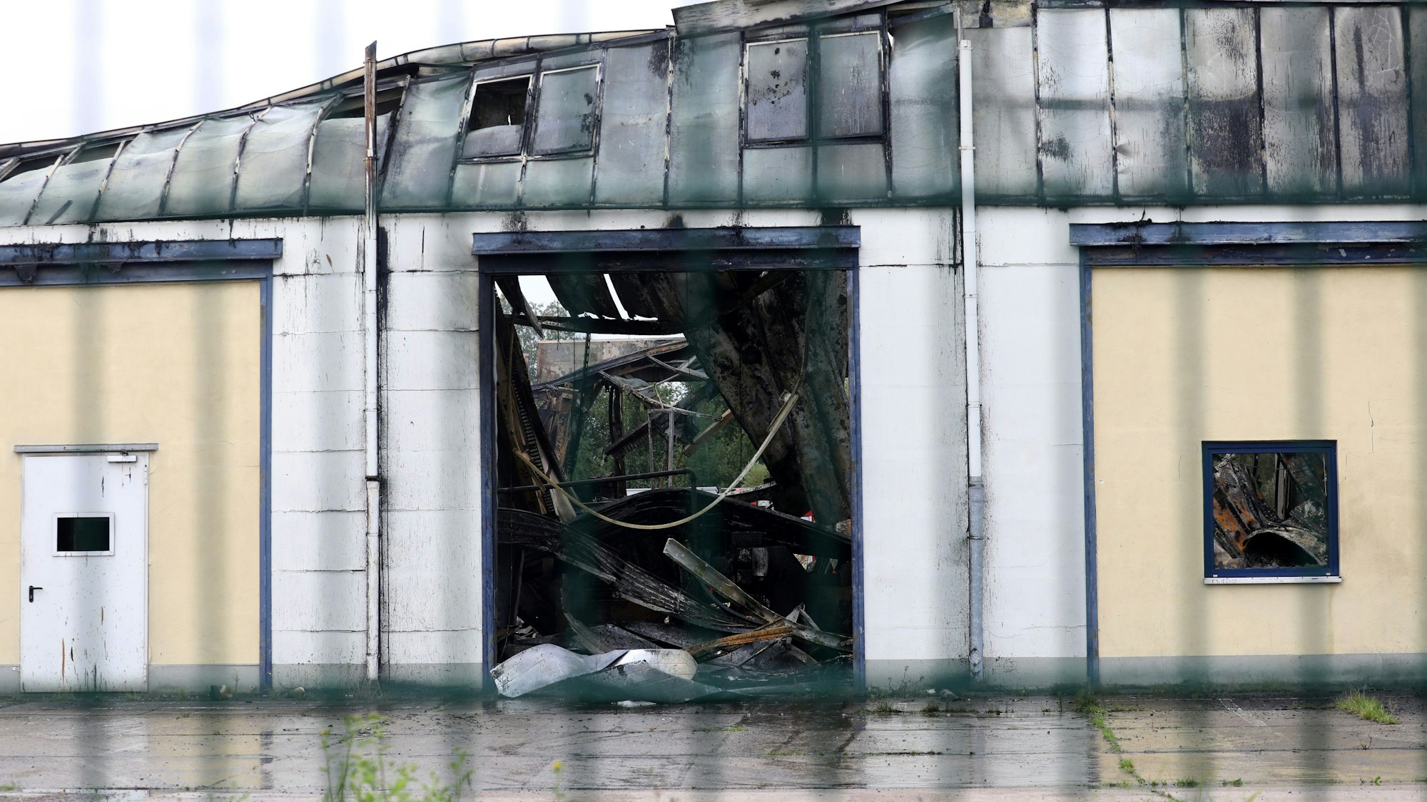 Blick auf eine zerstörte Lagerhalle.